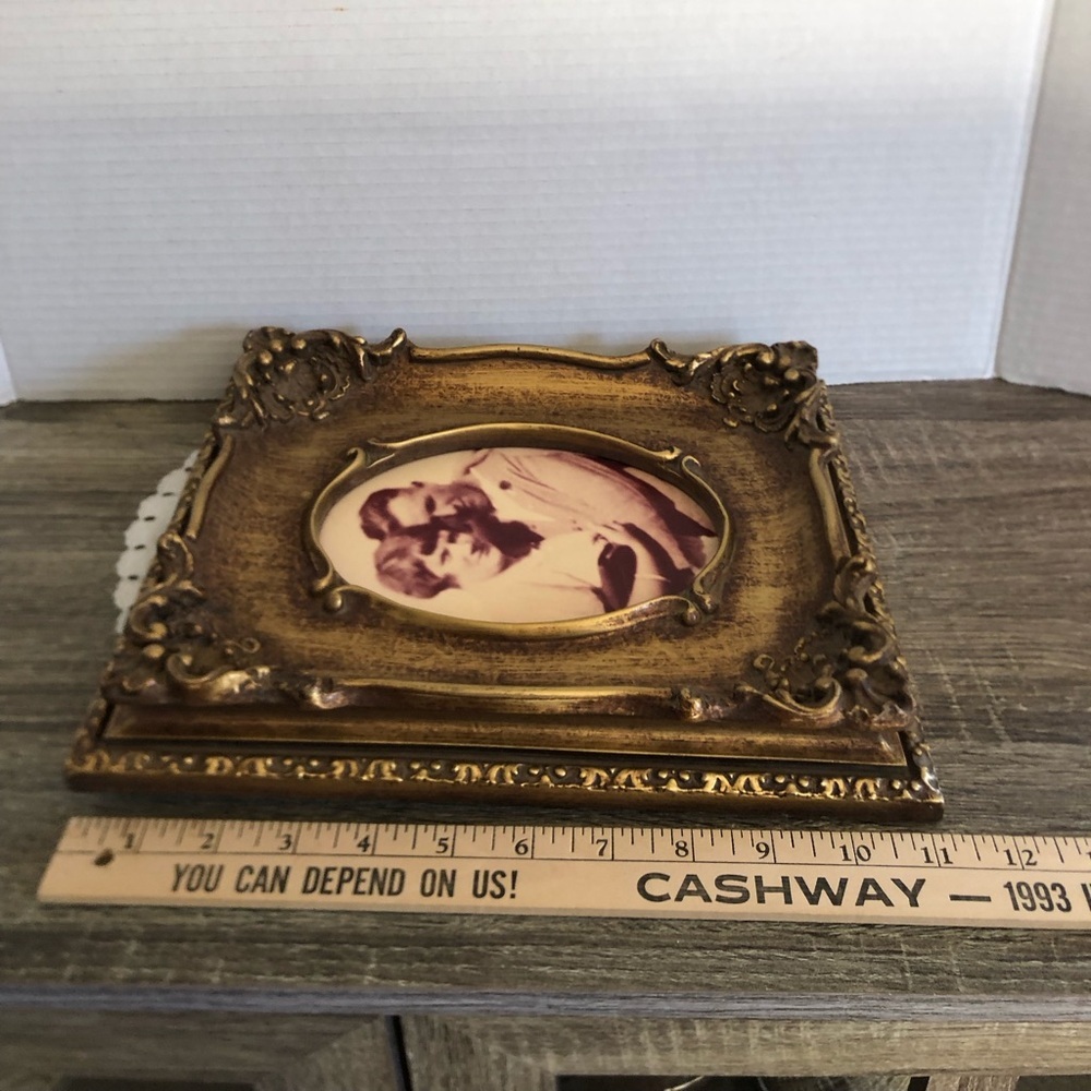 Vtg Gold Ornate Frame with Old Photograph - Picture 7 of 11